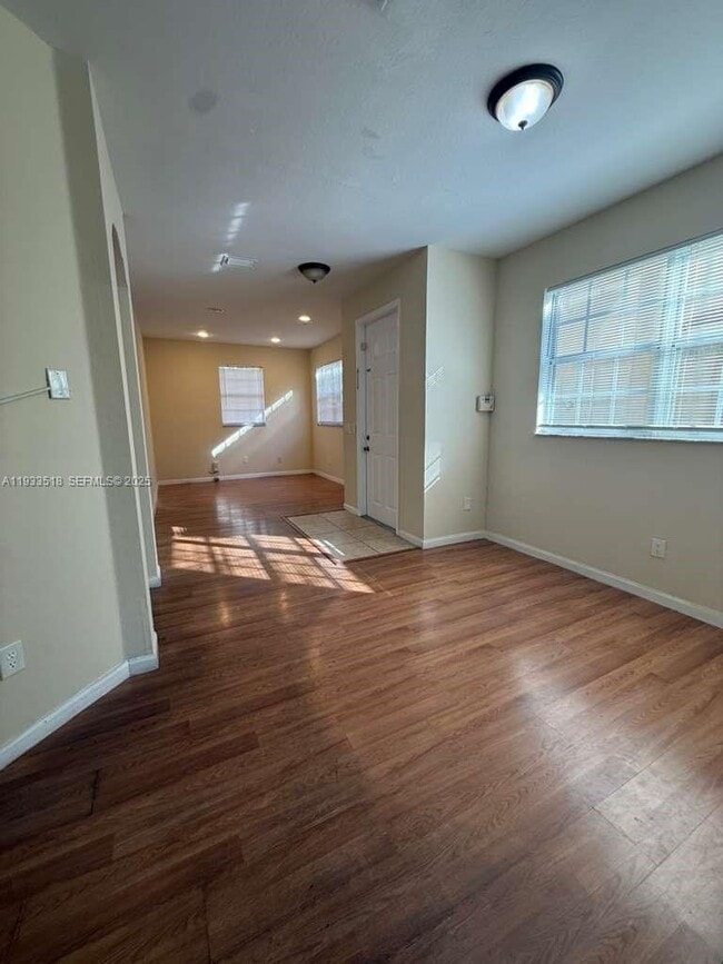 Building Photo - 448 NE 21st Ave