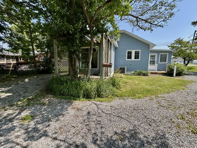 Building Photo - 495 Jamestown St