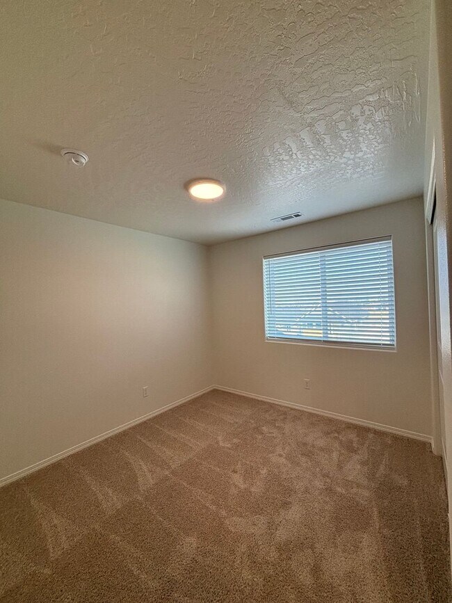 Building Photo - 3 bedroom/2.5 bathroom ready for move in