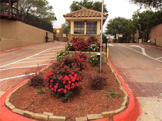 Building Photo - 2655 Entrada Blvd