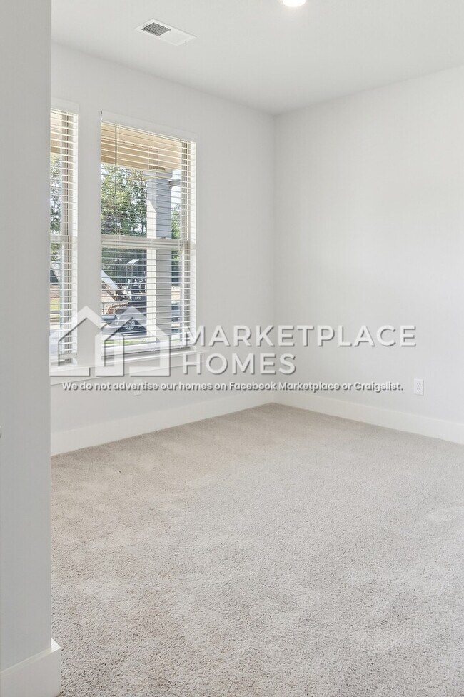 Building Photo - 2070 Hyacinth Ln