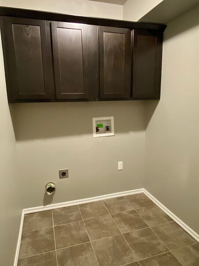 Building Photo - Split Level Yukon Duplex in Gated Communit...