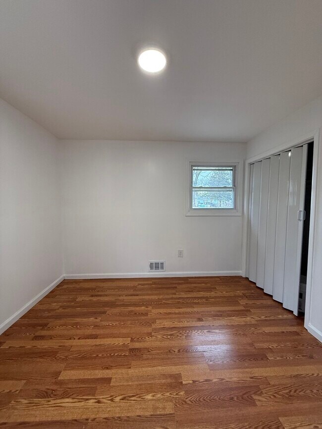 Building Photo - 23 Lamont Rd