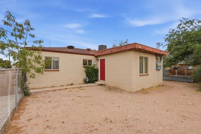 Building Photo - 2520 E Cameron Vista