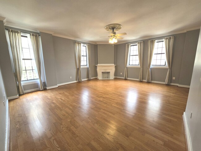 Building Photo - 1 E Chase St