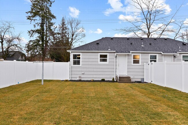 Building Photo - 10112 E Broadway Ave