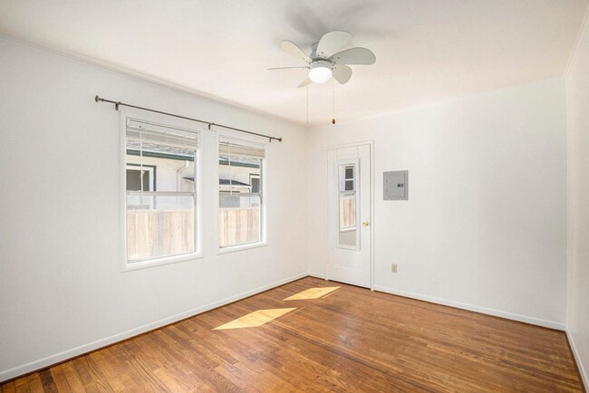 Building Photo - 1542 Bay St. - 2 bedroom | 1 bath | Large backyard