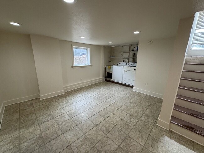 Building Photo - 3 Bedroom Home in Sellwood/Moreland.- Grea...