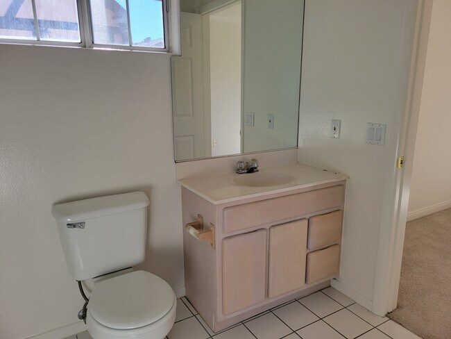 Shared bathroom (bedroom #4 and #5) - 19250 W Oxnard St