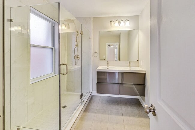 Building Photo - Beautiful TH - 4 bedroom + 3.5 BA - 7 mo -...