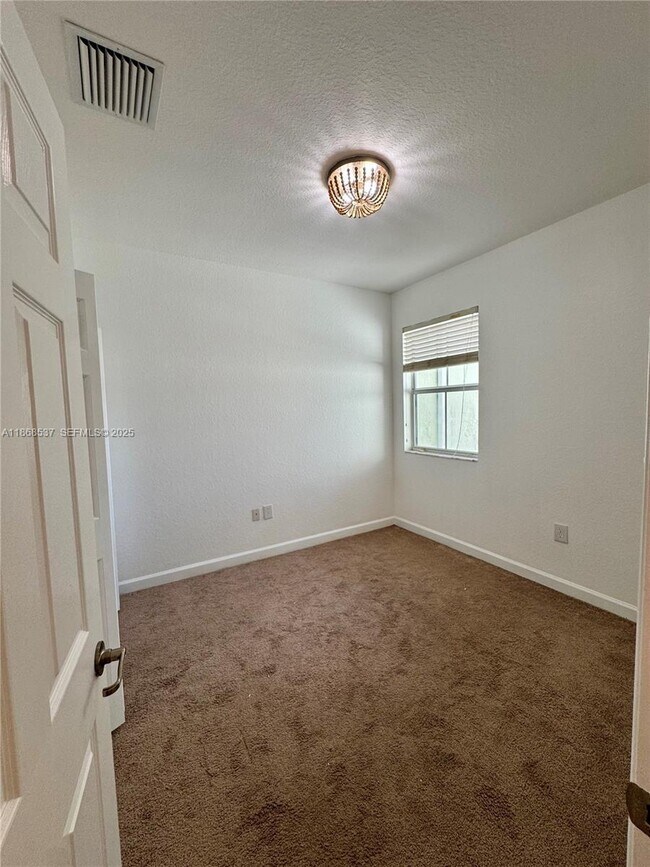 Building Photo - 2853 SE 1st Dr