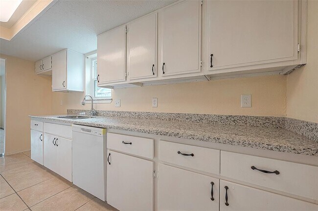 Building Photo - 1615 Millbury Dr