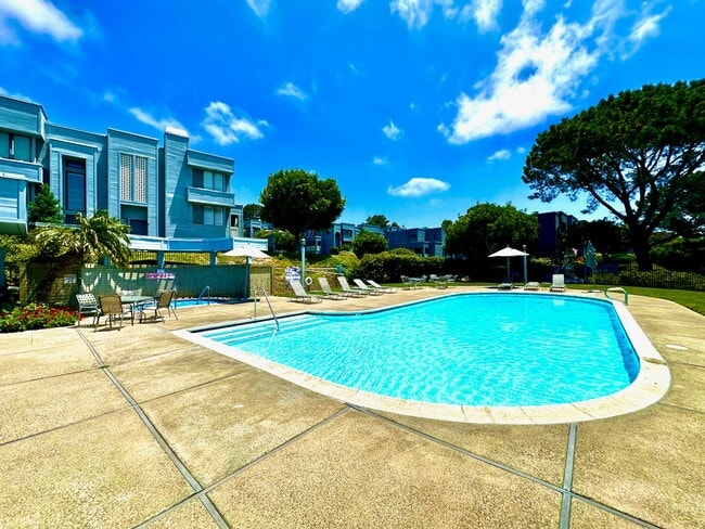 Building Photo - FOR RENT: 2Bd/1.5Ba Upgraded Townhome In T...