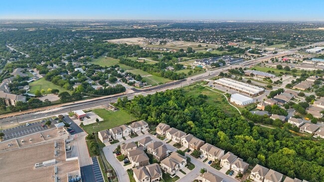 Building Photo - 2105 Town Centre Dr