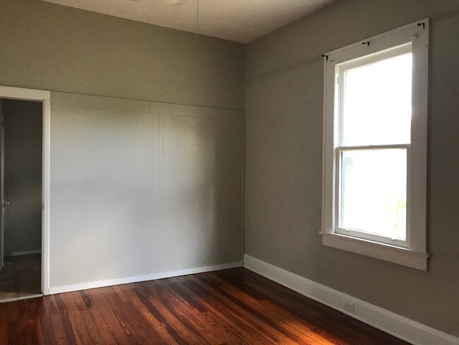 Building Photo - 842 E Lime St