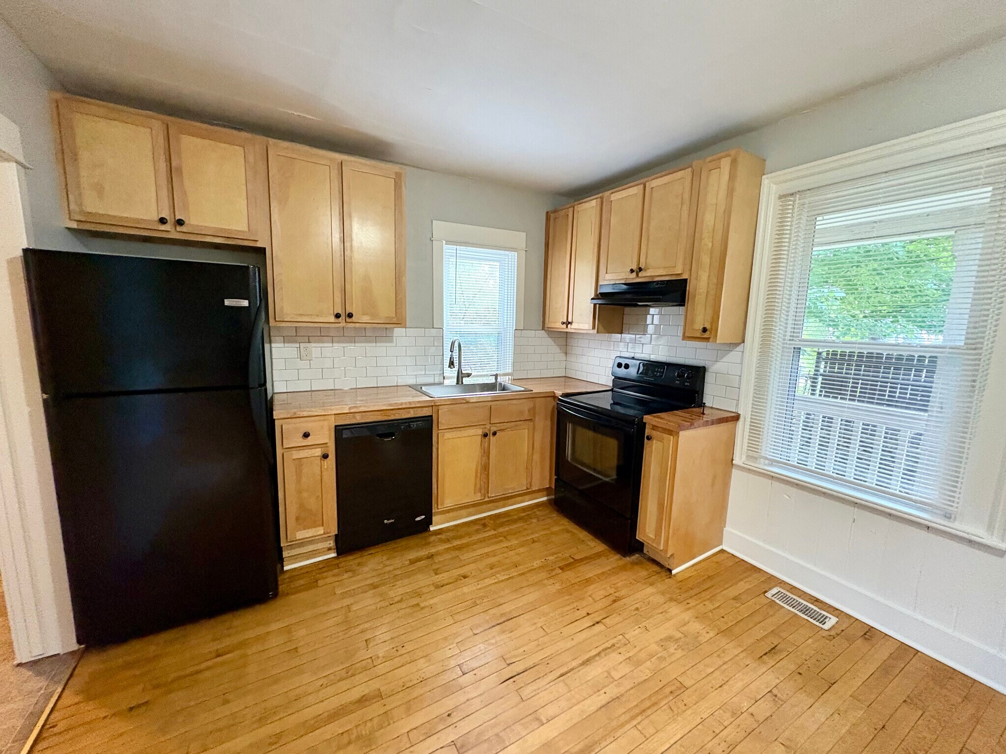 Building Photo - 704 Coit Ave NE