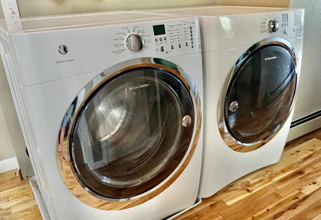 Building Photo - 665 Columbus St E