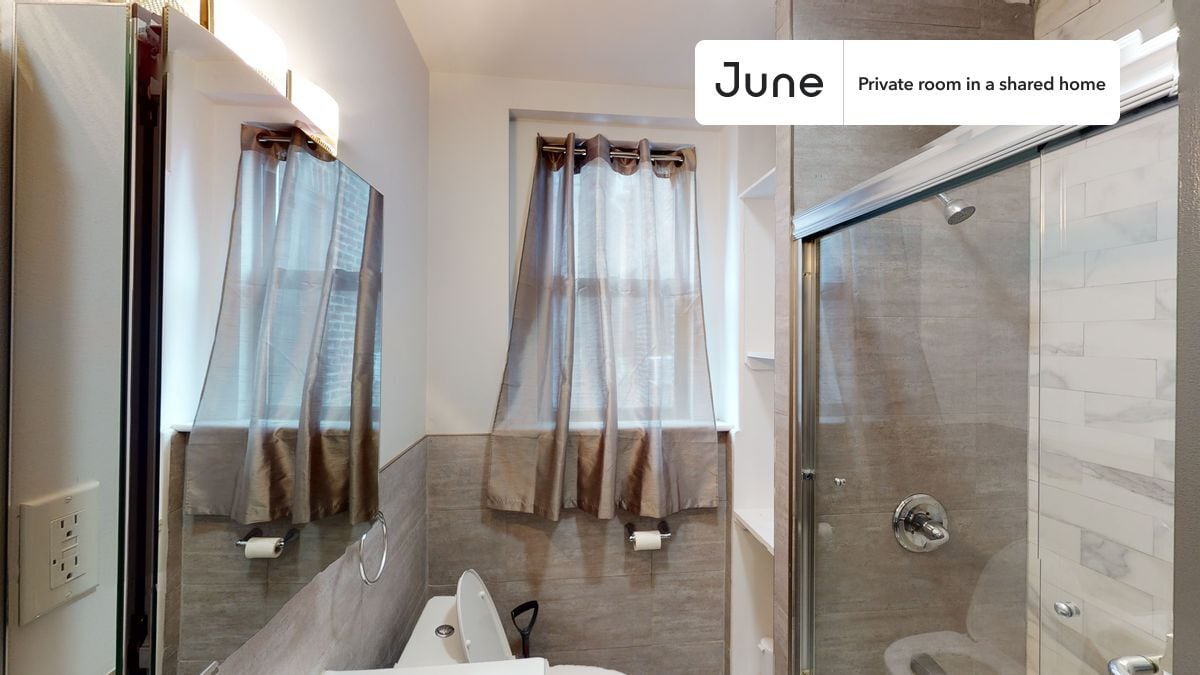 Building Photo - Private bedroom in 5 bed/2 bath Home