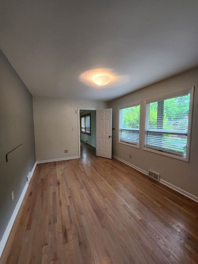 Building Photo - North Asheville Rental!