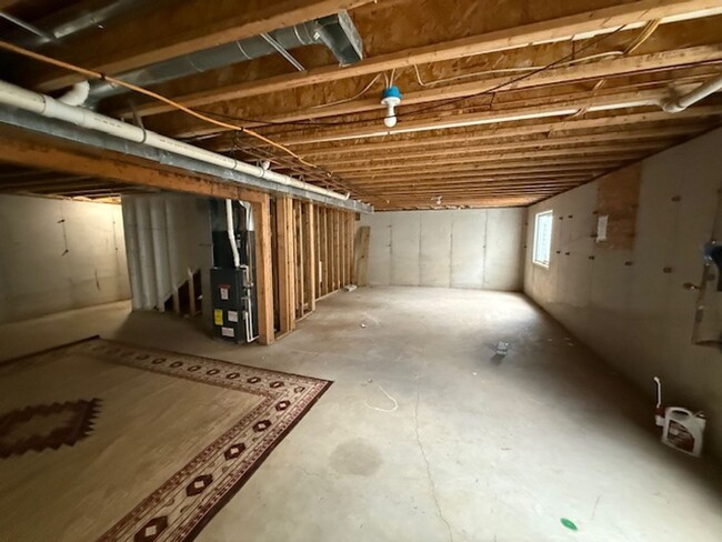 Building Photo - 421 DAHLIA