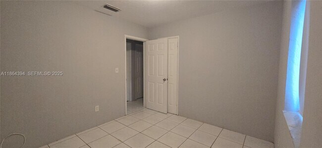 Building Photo - 502 N 70th Way