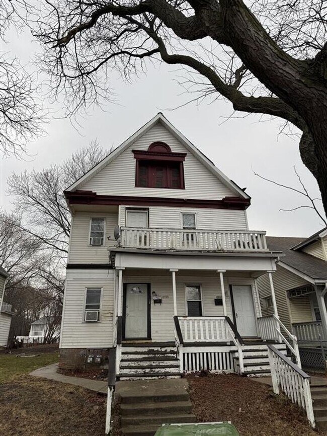 Building Photo - Spacious 4BR Upper Duplex Unit in the Hear...