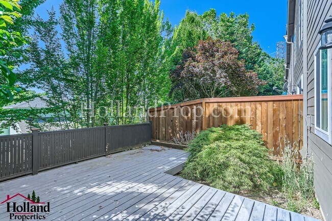 Building Photo - Charming and Comfortable Townhouse in Bethany Area!