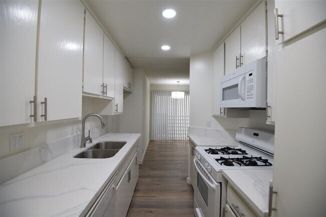 Building Photo - 11315 Moorpark St