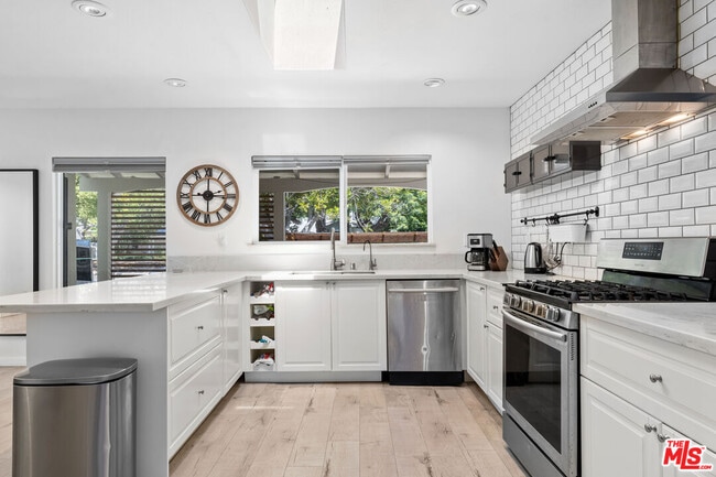 Building Photo - 2559 Colby Ave