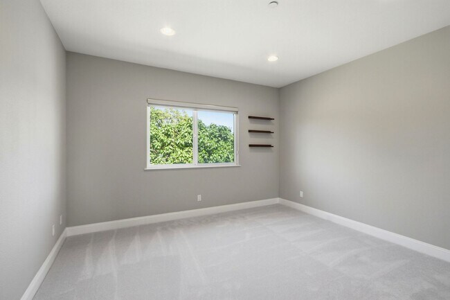 Building Photo - Stunning 5-Bedroom Sunnyvale Home