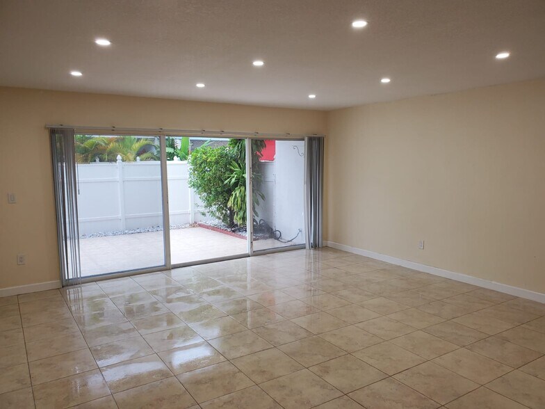 Building Photo - 802 Raymond St