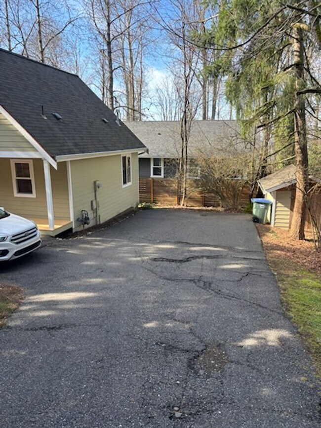 Building Photo - Short Term Lease Only, Charming 3 Bed, 1.5 Bath with Big Yard