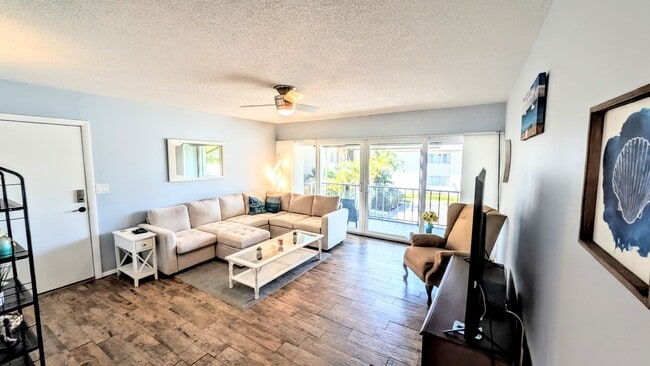 Building Photo - Annual furnished/Seasonal/short term 2 bedroom 1 1/2 bath top floor, renovated condo near Siesta ...
