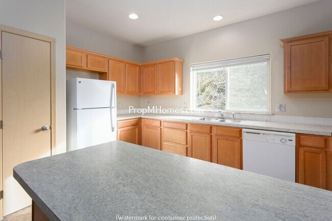 Building Photo - Comfortable 3-Story Townhome in Powellhurs...
