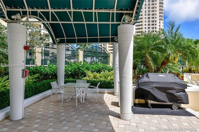 Building Photo - 888 Brickell Key Dr
