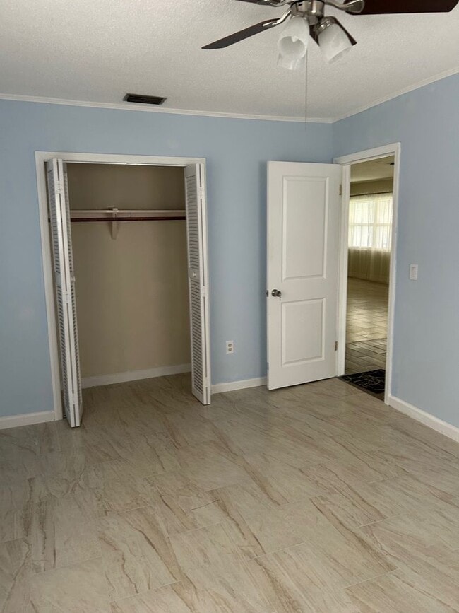 Building Photo - 4BD/2BA on the Island!