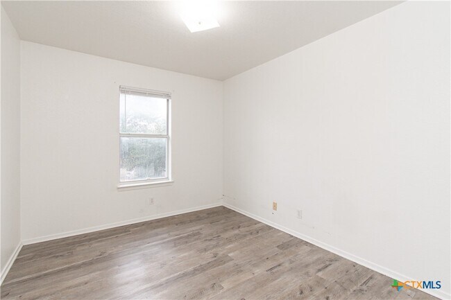 Building Photo - 2018 Cedarhill Dr