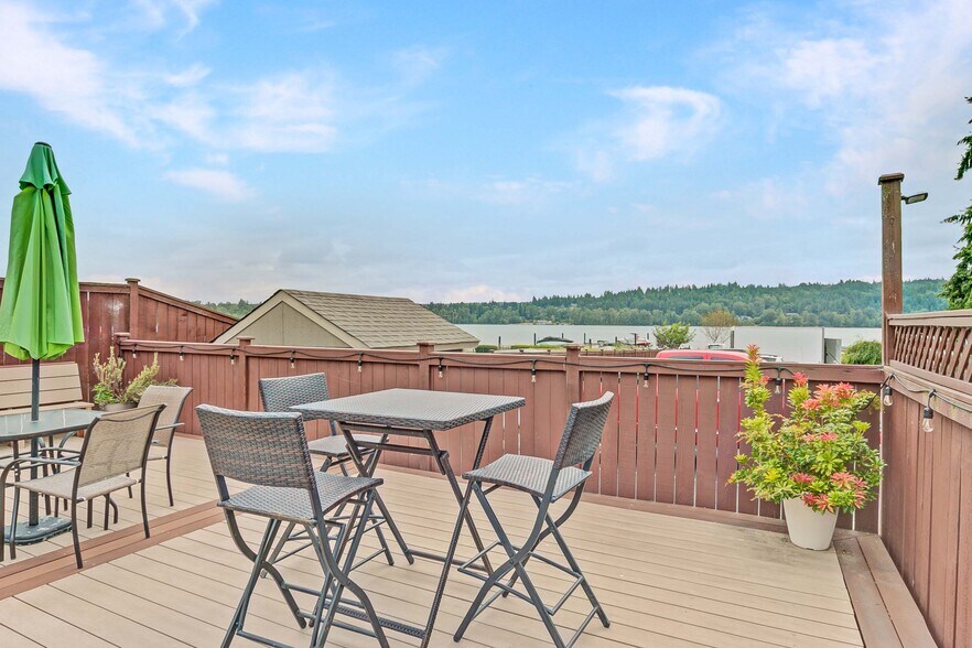 Building Photo - 4050 W Lake Sammamish Pky NE
