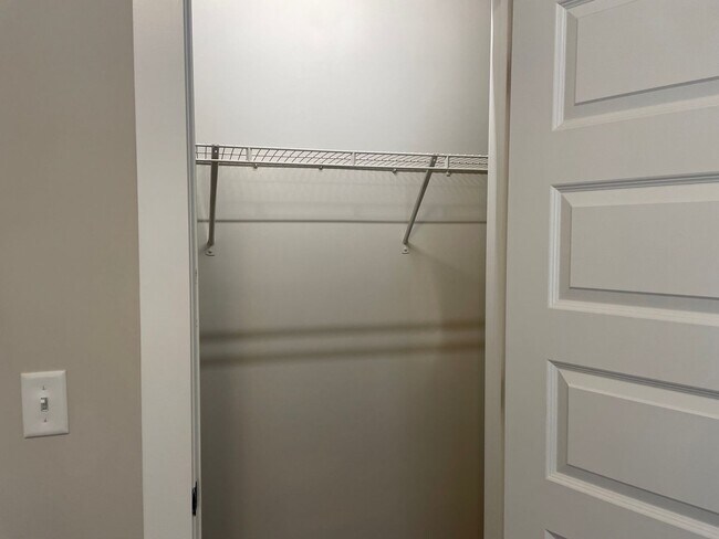 Building Photo - Spacious 3 bedroom home with garage and fenced backyard!