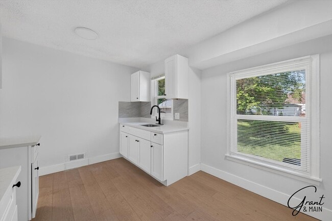 Building Photo - 3 Bedroom - 1 Bath - Warrendale - $1450