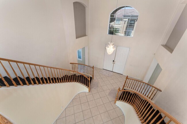 Building Photo - Luxurious Home in Gated Community