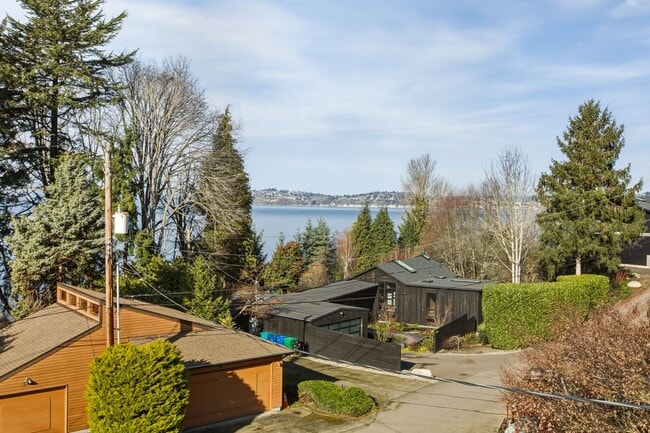 Building Photo - Stunning Sound & Olympic Mountain View Home in North Admiral