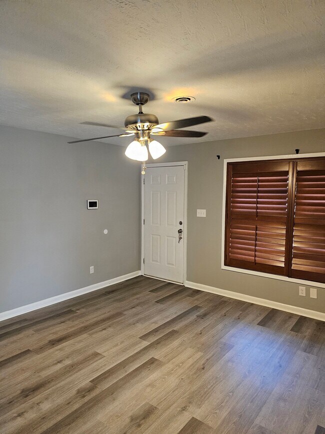 Building Photo - 1422 Ridgewood Dr