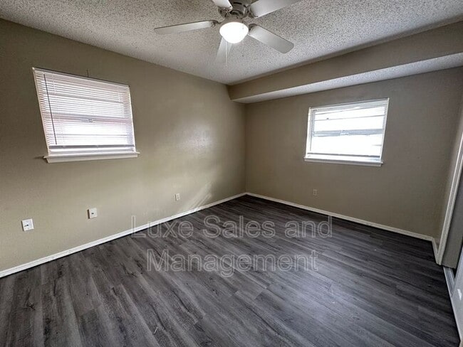Building Photo - 621 Lotus Ave