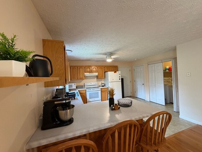 Building Photo - Fully Furnished Short Term Rental!