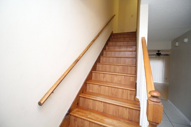Building Photo - NE Pensacola 2 story  updated townhouse ne...