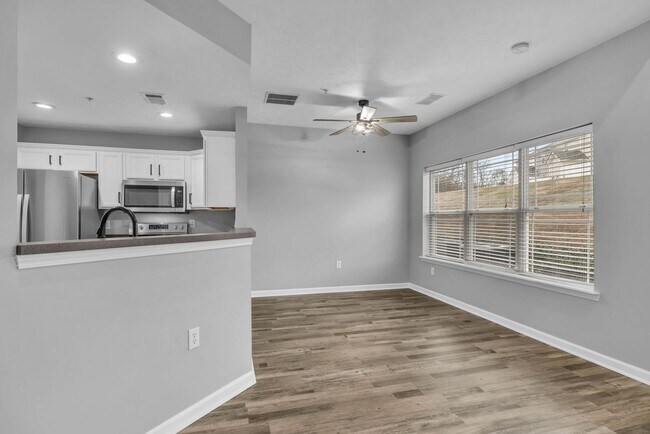 Building Photo - Move-in Ready Townhome in heart of Spring Hill