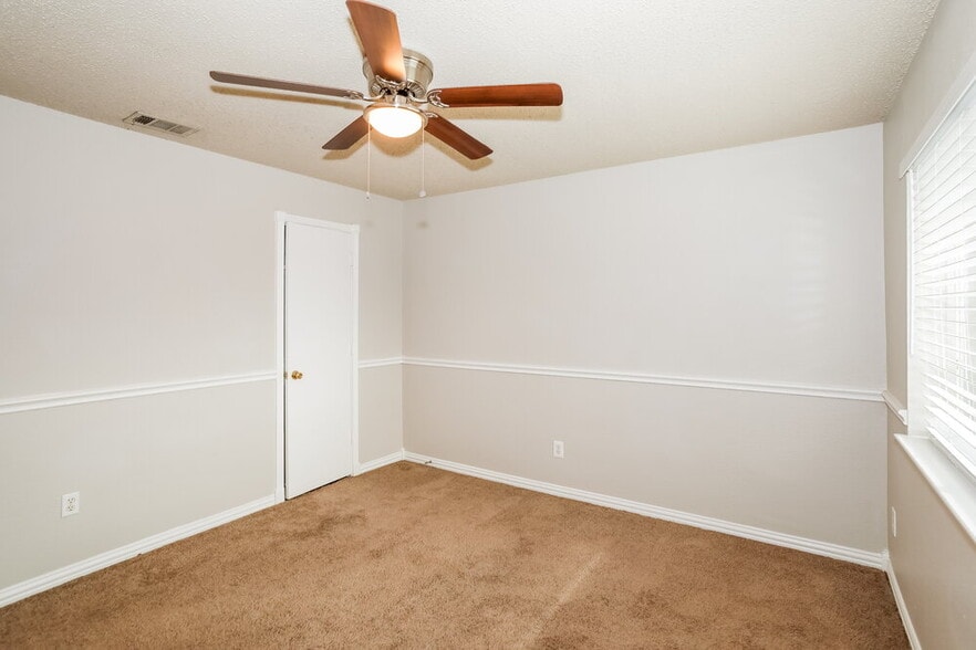 Building Photo - 1808 Rose Cir