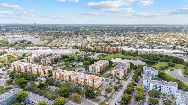 Building Photo - 9340 Fontainebleau Blvd