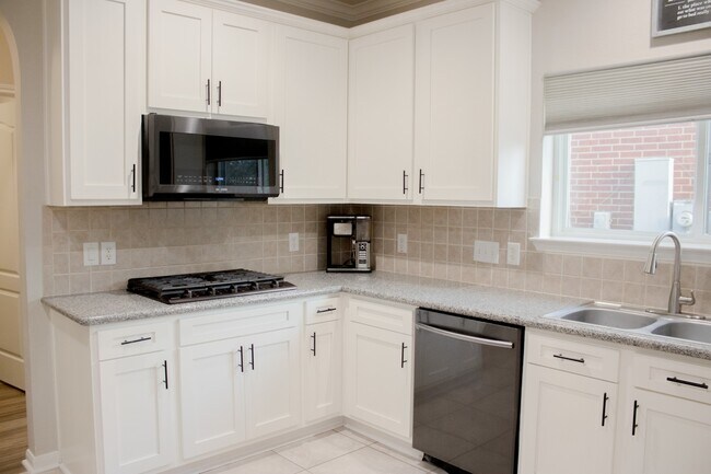 Building Photo - 29607 Legends Green Dr